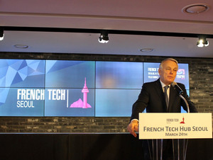 j-m-ayrault-pupitre